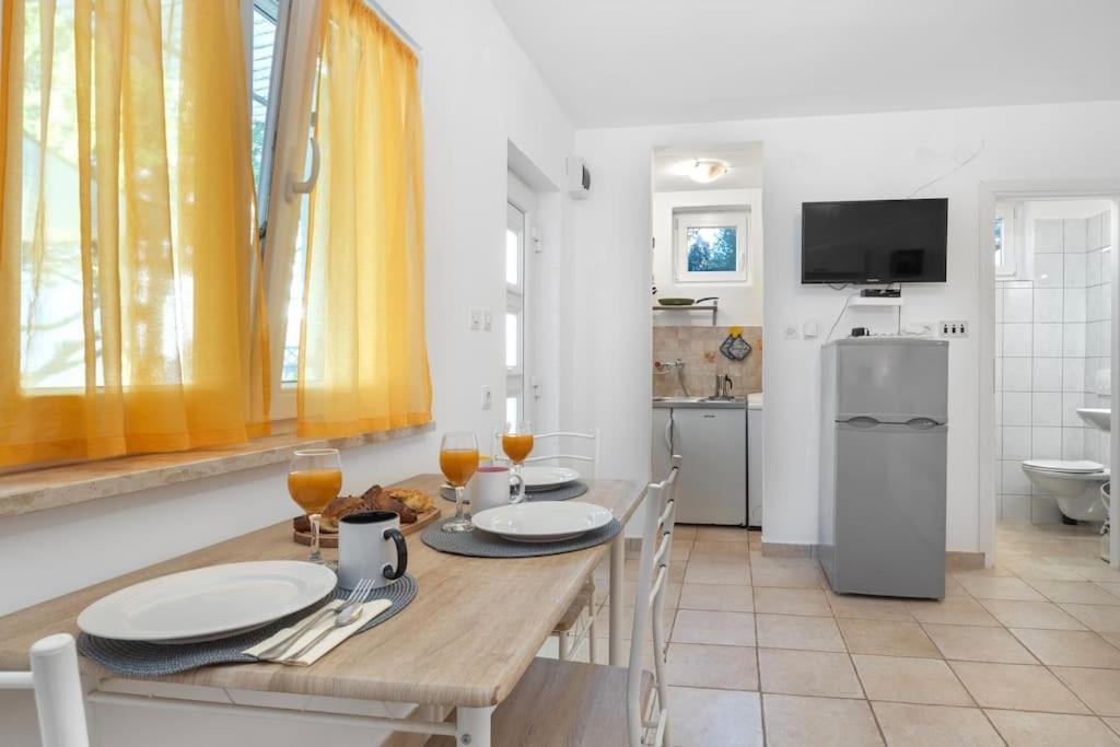 Apartma Valkane Private Garden